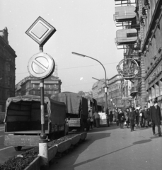 Magyarország, Budapest VII., Erzsébet (Lenin) körút a Rákóczi úttól nézve., 1972, Magyar Rendőr, élelmiszerbolt, Csemege vállalat, neon felirat, Budapest, Fortepan #65868