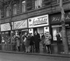 Magyarország, Budapest V., Szent István körút 5., 1972, Magyar Rendőr, kirakat, rendőr, Budapest, filmforgatás, Fortepan #65873