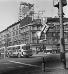 Magyarország, Budapest VI., Oktogon (November 7. tér)., 1971, Magyar Rendőr, autóbusz, magyar gyártmány, neonreklám, Ikarus-márka, Ikarus 180, neon felirat, Budapest, Fiat 500 Giardinera, Fortepan #65878