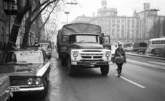 Magyarország, Budapest V.,Budapest VII., Múzeum körút az Astoria kereszteződés felé nézve., 1972, Magyar Rendőr, ZIL-márka, rendőr, rendszám, Volán-szervezet, Budapest, UFO-lámpa, Fortepan #65879