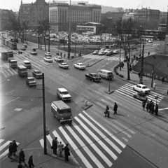 Magyarország, Budapest V.,Budapest VI., Erzsébet (Engels) tér az Andrássy út (Népköztársaság útja) - Bajcsy-Zsilinszky út sarkáról nézve., 1972, Magyar Rendőr, Budapest, forgalom, gyalogátkelő, képarány: négyzetes, Fortepan #65881