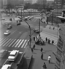 Magyarország, Budapest V.,Budapest VI., Erzsébet (Engels) tér az Andrássy út (Népköztársaság útja) - Bajcsy-Zsilinszky út sarkáról nézve., 1972, Magyar Rendőr, Budapest, forgalom, Fortepan #65885