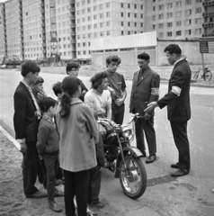 Magyarország, Debrecen, Víztorony (Tanács) utca a Dienes János utca közelében., 1972, Magyar Rendőr, önkéntes rendőr, motorkerékpár, karszalag, Fortepan #65891