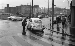 Magyarország, Budapest VIII.,Budapest VII., Baross tér a Bethlen Gábor utca torkolatából nézve., 1972, Magyar Rendőr, Volkswagen-márka, villamos, rendszám, Ganz UV, Volkswagen Bogár, Ganz CSMG, Budapest, UFO-lámpa, gyalogátkelő, Fortepan #65903