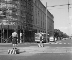 Magyarország, Budapest VI., Teréz (Lenin) körút, szemben a Podmaniczky (Rudas László) utca a Dózsa György út felé nézve., 1972, Magyar Rendőr, rendőr, trolibusz, rendőrdobogó, Budapest, rendőrnő, forgalomirányítás, Fortepan #65912