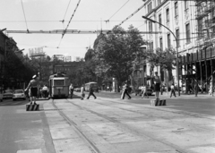 Magyarország, Budapest VI., Teréz (Lenin) körút a Podmaniczky (Rudas László) utcától a Nyugati (Marx) tér felé nézve., 1972, Magyar Rendőr, rendőr, villamos, neon lámpa, rendőrdobogó, Budapest, rendőrnő, forgalomirányítás, gyalogátkelő, Fortepan #65913