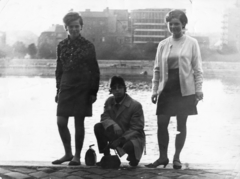 Magyarország, Budapest, pesti alsó rakpart, szemben a Csalogány utca és a Nagy Imre (Bolgár Elek) tér közötti házak a Bem rakparton., 1968, Sándor Dávid, divat, csoportkép, Fortepan #6592