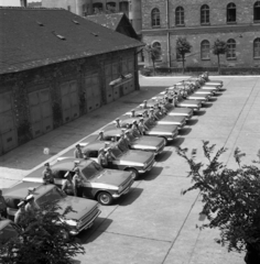 Magyarország, Budapest VIII., a Mosonyi utcai rendőrség udvara, új járőrautók szemléje., 1972, Magyar Rendőr, GAZ 24 Volga, rendőrjármű, Budapest, Fortepan #65920