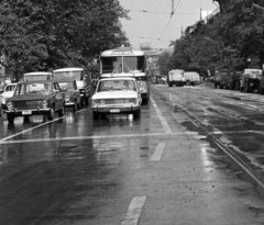 Magyarország, Budapest VI., Teréz (Lenin) körút, az Aradi utcától a Nyugati (Marx) tér felé nézve., 1972, Magyar Rendőr, forgalom, Ikarus-márka, Lada-márka, Zuk-márka, Ikarus 180, rendszám, Renault 4, VAZ 2101, viszonylattábla, Budapest, Fiat 125, autóbusz, Fortepan #65924