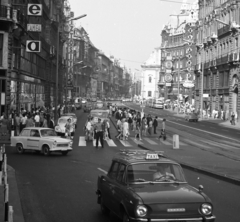 Magyarország, Budapest V., Szabad sajtó út a Ferenciek tere (Felszabadulás tér) felé nézve, balra a Váci utca torkolata., 1972, Magyar Rendőr, Trabant-márka, Skoda-márka, taxi, neonreklám, Volkswagen-márka, barokk-stílus, katolikus, Volkswagen Bogár, Budapest, Ferences rend, Fortepan #65938