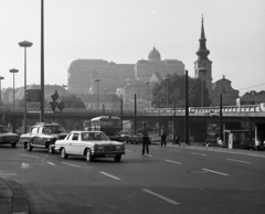 Magyarország, Budapest I., Döbrentei tér, az Erzsébet híd lehajtója, háttérben a budai Vár., 1972, Magyar Rendőr, Skoda-márka, Ikarus-márka, Mercedes-márka, rendőr, Ikarus 620/630, GAZ M21 Volga, Skoda 100, Budapest, forgalomirányítás, autóbusz, Fortepan #65939