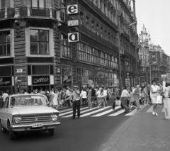 Magyarország, Budapest V., Szabad sajtó út a Ferenciek tere (Felszabadulás tér) felé nézve, balra a Váci utca torkolata., 1972, Magyar Rendőr, neonreklám, Camea, neon felirat, Budapest, Moszkvics 408, rendszám, Fortepan #65942