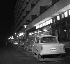 Magyarország, Kecskemét, Kossuth tér, "Lordok háza" társasház., 1972, Magyar Rendőr, Trabant-márka, Polski Fiat-márka, Volkswagen-márka, rendszám, Volkswagen Bogár, Fortepan #65947