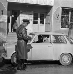 Magyarország, Lenti, Kossuth út, közúti ellenőrzés a Templom tér közelében., 1972, Magyar Rendőr, Trabant-márka, rendőr, bőrkabát, csizma, tányérsapka, idős ember, közúti ellenőrzés, Fortepan #65953