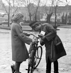 Magyarország, Nagykanizsa, Erzsébet (Szabadság) tér., 1972, Magyar Rendőr, kerékpár, cekker, gumibot, Fortepan #65954