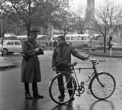 Magyarország, Nagykanizsa, Erzsébet (Szabadság) tér., 1972, Magyar Rendőr, kerékpár, Ikarus-márka, rendőr, Ikarus 55, jelzőtábla, eső, autóbusz, Ikarus 66, Fortepan #65955