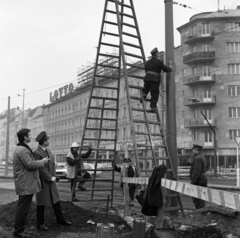 Magyarország, Budapest XII., Alkotás utca a Krisztina körút felől nézve., 1972, Magyar Rendőr, Budapest, létra, lottó, rendőr, szerelés, Fortepan #65968