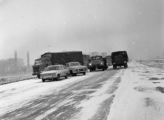 Magyarország, 1973, Magyar Rendőr, közlekedés, tél, hó, baleset, teherautó, taxi, ZIL-márka, Csepel-márka, GAZ M21 Volga, IFA W50, ZiL-130, Polski Fiat 125p, Volán taxi, Fortepan #65972