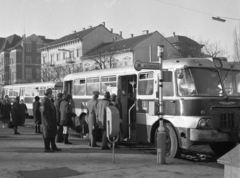 Magyarország, Budapest II., Széll Kálmán (Moszkva) tér, balra a busz mögött a Dékán utca torkolata., 1973, Magyar Rendőr, autóbusz, magyar gyártmány, Ikarus-márka, buszmegálló, Ikarus 620/630, Ikarus 556, Budapest, Fortepan #65973