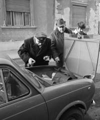 Magyarország, Budapest XIX., Táncsics Mihály utca, háttérben a 48. számú ház. Elhagyott, lopott gépjármű átvizsgálása., 1973, Magyar Rendőr, csomagtér, Budapest, Fiat 850, Fortepan #65979