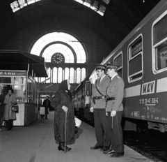 Magyarország, Budapest VIII., Keleti pályaudvar, csarnok., 1973, Magyar Rendőr, MÁV, vasútállomás, eklektikus építészet, Budapest, Rochlitz Gyula-terv, Fortepan #65986