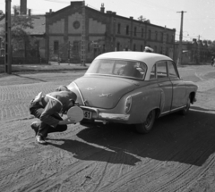 Magyarország, Budapest IX., Könyves Kálmán körút, Ferencváros kocsiszín., 1973, Magyar Rendőr, német gyártmány, Wartburg-márka, rendőr, Wartburg 311/312, Budapest, közúti ellenőrzés, Fortepan #65989