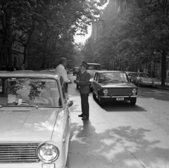 Magyarország, Budapest V., Hold (Rosenberg házaspár) utca a Bank (Lengyel Gyula) utca irányába nézve., 1973, Magyar Rendőr, rendőr, Budapest, rendszám, VAZ 2101, Fortepan #65994