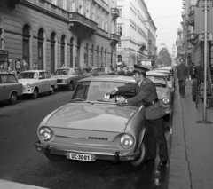 Magyarország, Budapest V., Nádor (Münnich Ferenc) utca a Vigyázó Ferenc utca felől az Arany János utca felé nézve., 1973, Magyar Rendőr, Skoda-márka, rendőr, rendszám, Budapest, Skoda 100, parkoló, Fortepan #65998