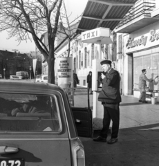 Magyarország, Budapest II., Széll Kálmán (Moszkva) tér a Szilágyi Erzsébet fasor irányába nézve., 1973, Magyar Rendőr, taxi, taxiállomás, Budapest, Fortepan #66002