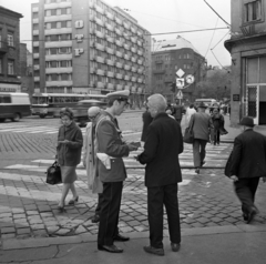 Magyarország, Budapest II., Margit körút (Mártírok útja) a Frankel Leó úti kereszteződésből nézve., 1973, Magyar Rendőr, autóbusz, Ikarus-márka, rendőr, Ikarus 180, jelzőtábla, OTP, Budapest, Robur Lo 2500, gyalogátkelő, Fortepan #66003