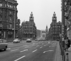 Magyarország, Budapest V., Ferenciek tere (Felszabadulás tér) a Kossuth Lajos utcából nézve. Háttérben az Erzsébet híd., 1977, Magyar Rendőr, neonreklám, Korb Flóris-terv, Giergl Kálmán-terv, palota, Fiat 127, eklektikus építészet, Budapest, UFO-lámpa, Sávoly Pál-terv, buszsáv, Trabant 601, Fortepan #66005