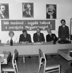 Magyarország, 1973, Magyar Rendőr, felirat, szocializmus, Lenin-ábrázolás, politikai dekoráció, Karl Marx-ábrázolás, Friedrich Engels-ábrázolás, transzparens, Fortepan #66006