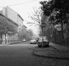 Magyarország, Budapest XIII., Tar utca a Mohács utcától a Róbert Károly körút felé nézve., 1973, Magyar Rendőr, jelzőtábla, Budapest, Skoda Octavia, Fortepan #66007