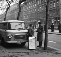 Magyarország, Budapest VII., Erzsébet (Lenin) körút a Wesselényi utcai villamosmegállótól a Dohány utca irányába nézve., 1974, Magyar Rendőr, Barkas-márka, rendőr, mikrobusz, Fiat 850, Budapest, rendszám, Fortepan #66010