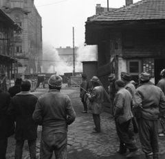 Magyarország, Budapest VII., a Dob utca 37. számú udvara, a felvétel a szemközti 34. szám alatti ház robbantásos bontásakor készült., 1974, Magyar Rendőr, Budapest, Fortepan #66011