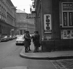 Magyarország, Budapest VII., Kürt utca - Dob utca sarok, távolabb a Kertész utca sarkán a Fészek Klub., 1974, Magyar Rendőr, Fiat-márka, Polski Fiat-márka, Fiat 850, neon felirat, Budapest, Fortepan #66012