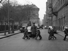 Magyarország, Budapest VII., Klauzál tér a Dob utca - Kis Diófa utca sarok felé nézve., 1974, Magyar Rendőr, rendőr, telefonfülke, Ikarus 620/630, Moszkvics 408, Polski Fiat 125p, Budapest, GAZ 51, forgalomirányítás, Fortepan #66014