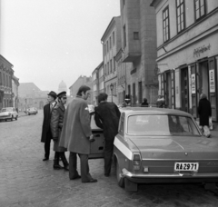 Magyarország, budai Vár, Budapest I., Tárnok utca a Dísz tér felé nézve., 1974, Magyar Rendőr, GAZ-márka, GAZ 24 Volga, Fiat 850, rendőrjármű, Budapest, sziréna, Fortepan #66017