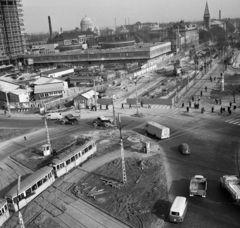 Magyarország, Budapest VIII.,Budapest IX., Nagyvárad tér, balra a SOTE (később Semmelweis Egyetem) Elméleti Tömbjének építkezése, távolabb a Magyarok Nagyasszonya (Rezső) téri templom kupolája, szemben az Üllői út a metróépítés kezdetekor., 1974, Magyar Rendőr, egyetem, felhőkarcoló, középület, Budapest, Wágner László-terv, Fortepan #66020