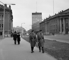 Magyarország, Nyíregyháza, Széchenyi utca a Bessenyei tértől az Országzászló (Szabadság) tér felé nézve. Jobbra a Jósa András Múzeum a Benczúr Gyula térnél., 1974, Magyar Rendőr, rendőr, Fortepan #66024