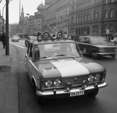 Magyarország, Budapest VIII.,Budapest VII., József körút a Blaha Lujza térnél a Rákóczi út felé nézve., 1974, Magyar Rendőr, forgalom, utcakép, Lada-márka, Polski Fiat-márka, lengyel gyártmány, automobil, Polski Fiat 125p, rendőrjármű, Budapest, UFO-lámpa, sziréna, Fortepan #66026