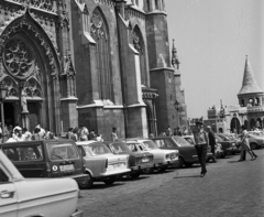 Magyarország, budai Vár, Budapest I., Szentháromság tér, balra a Mátyás-templom, jobbra a Halászbástya., 1974, Magyar Rendőr, Trabant-márka, Skoda-márka, Volvo-márka, automobil, rendszám, Budapest, országjelzés, Fortepan #66042