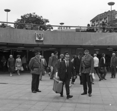 Magyarország, Budapest VIII., Baross tér, aluljáró., 1974, Magyar Rendőr, bőrönd, férfi, Budapest, Fortepan #66043