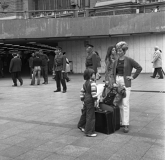 Magyarország, Budapest VIII., Baross tér, aluljáró., 1974, Magyar Rendőr, bőrönd, nő, gyerek, Budapest, Fortepan #66044