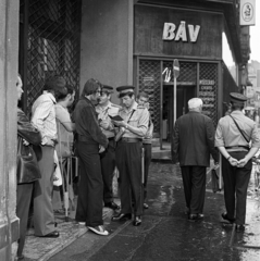 Magyarország, Budapest VII., Király (Majakovszkij) utca a Kis Diófa utca torkolatánál., 1974, Magyar Rendőr, rendőr, igazoltatás, Budapest, Fortepan #66046