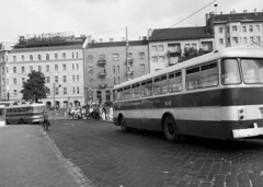 Magyarország, Budapest I.,Budapest II., Széll Kálmán (Moszkva) tér, háttérben a Vérmező út házsora., 1974, Magyar Rendőr, autóbusz, magyar gyártmány, Ikarus-márka, Ikarus 556, Budapest, Fortepan #66052