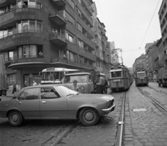 Magyarország, Budapest II., Margit körút (Mártírok útja), balra a Rómer Flóris utca torkolata., 1974, Magyar Rendőr, Opel-márka, baleset, Ikarus-márka, rendőr, villamos, Ikarus 180, sínpálya, viszonylattábla, Budapest, helyszínelés, Opel Rekord D, viszonylatszám, Ganz UV, Fortepan #66053