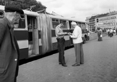 Magyarország, Budapest II., Széll Kálmán (Moszkva) tér a Széna tér felé nézve., 1974, Magyar Rendőr, autóbusz, magyar gyártmány, Ikarus-márka, Ikarus 180, Budapest, igazoltatás, rendőr, jelzőlámpa, csuklós busz, Fortepan #66054