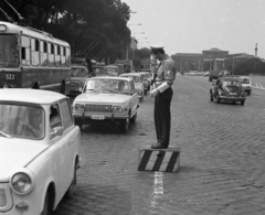 Magyarország, Budapest VII., Dózsa György út a Damjanich utca saroktól a Hősök tere felé nézve., 1974, Magyar Rendőr, forgalom, szovjet gyártmány, Wartburg-márka, Volkswagen-márka, rendőr, trolibusz, ZIU-márka, Volkswagen Bogár, ZIU-5, rendőrdobogó, Budapest, forgalomirányítás, rendszám, Wartburg 353, Fortepan #66057