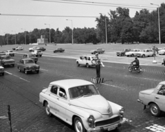 Magyarország, Budapest VII.,Budapest XIV., Ötvenhatosok tere (Felvonulási tér) a Dózsa György út - Damjanich utca saroktól nézve., 1974, Magyar Rendőr, forgalom, motorkerékpár, Zaporozsec-márka, rendőr, Skoda Octavia, Trabant 601, Skoda 100, Polski Fiat 125p, VAZ 2102, Wartburg 353, Dacia 1300, VAZ 2101, Fiat 128, Moszkvics 427, rendőrdobogó, Budapest, Moszkvics 426, forgalomirányítás, FSO Warszawa, Fortepan #66059